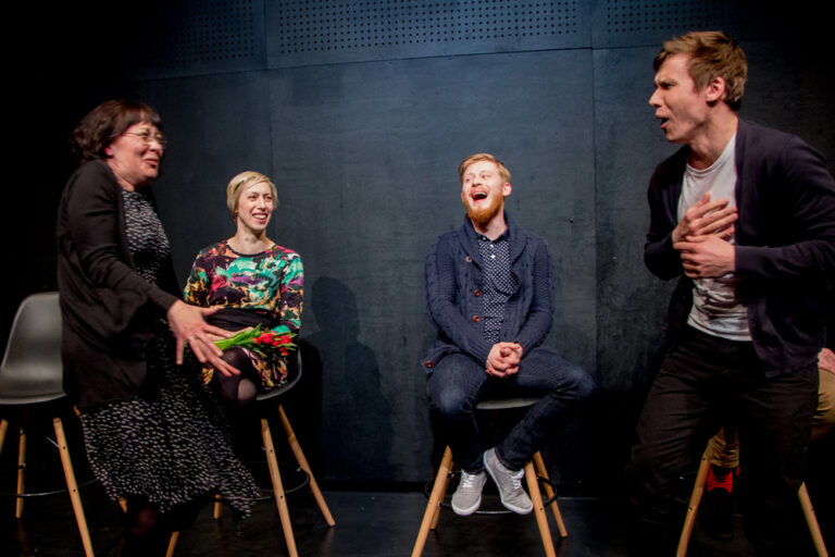 Pärast lavastuste vaatamist pakume koolides nähtu analüüsi koos dramaturgide ja näitlejatega. Pildil Marika Vaarik, Tiina Tauraite, Simeoni Sundja ja Rasmus Kaljujärv lavastuses „FANTASTIKA”. Foto: Veiko Tubin