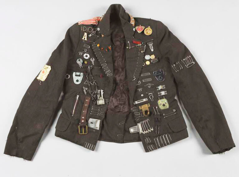 Villu Tamme punk­pintsak. Muuseumi jõudis pintsak legendiga, et see võeti ära Tallinna Vabariikliku Psühhoneuroloogiahaigla patsiendilt, kes valmistas pintsaku maniakaalses seisundis ning kõndis sellega Valgas ringi. 2015. aastal tundis Villu Tamme muuseumi näitusel olnud pintsakus ära temalt 1982. aastal miilitsa poolt konfiskeeritud eseme. Eesti Tervishoiumuuseumi kogu