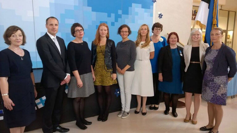 Latokartano kooli õpetajad ja juhtkond: vasakult õpetaja Ûlle Maasalu, direktor Teemu Lappalainen, õppealajuhatajad Tiina Antikainen ja Veera Toivonen, soome keele õpetaja Sari Ruutu, õpetajad Anne Ribelus-Jokela ja Silja Aavik, endine direktor Satu Elo, õpetajad Suvi Kuukkanen ja Marika Nisov. Foto: Latokartano kool