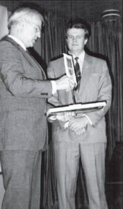 Jaan Reinson (paremal) Rootsis sõpruskooli direktoriga kingitusi vahetamas. Foto: erakogu