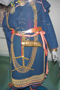 Muinasaja naise rõivastuse rekonstruktsioon. Foto: Merili Metsvahi