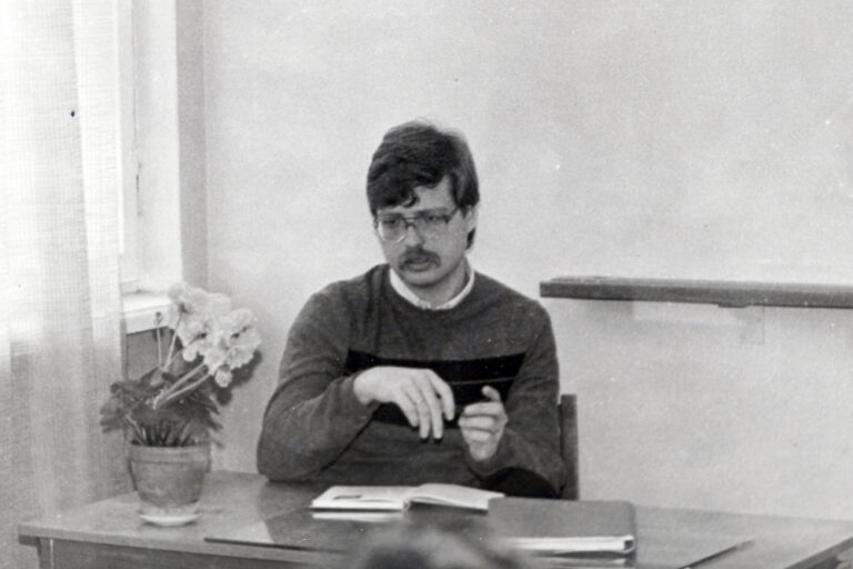Ajalooõpetaja Tõnu Tannberg Puka keskkoolis ajalootunnis 1989. aastal. Foto: erakogu