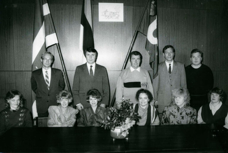 Jõhvi linnavalitsuse esimene foto 1992, Vallo Reimaa tagareas vasakult esimene). Foto: erakogu