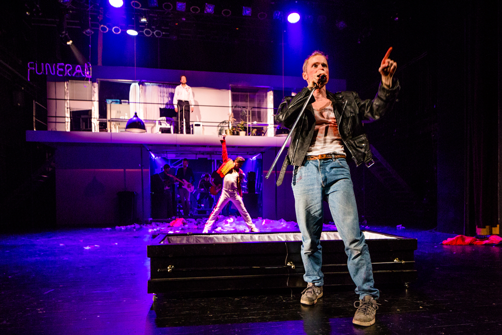 Avastusretked Eesti Draamateatri suurel laval