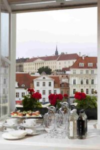 Vaade Õpetajate Maja Hansasaali aknast.