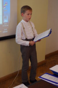 Kiitusekirjaga pärjatud Tuudur Jakob Padar Jüri gümnaasiumist tutvustab konverentsil oma tööd.