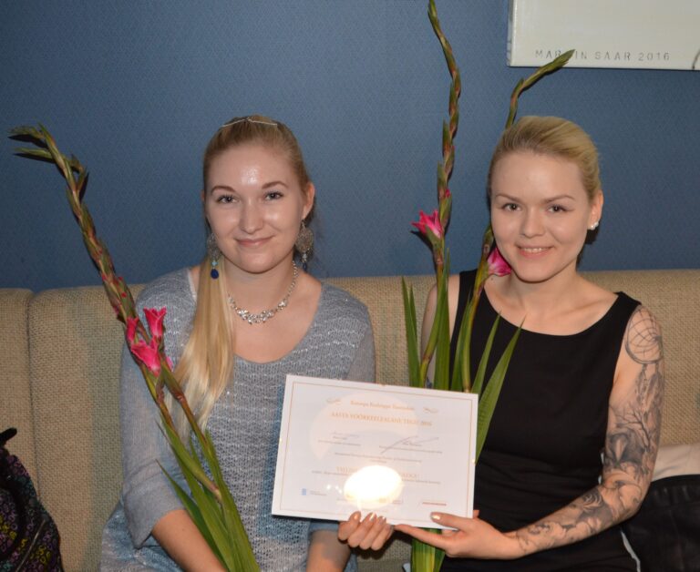 Tallinna keskraamatukogu nimel võtsid Euroopa keeleõppe tunnuskirja vastu Kristiin Meos ja Kristel Palk.