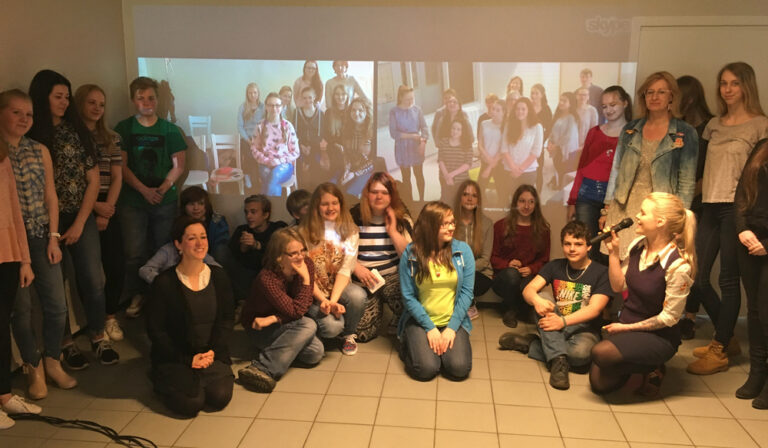 Tallinna keskraamatukogu Skype’i raamatuklubi viib konverentskõne vahendusel üle Euroopa kokku noori, kes ühiselt kirjanduslike tekstide üle arutlevad. Mikrofoni hoiab klubi eestvedaja Kristel Palk. Foto: Eha Elmi