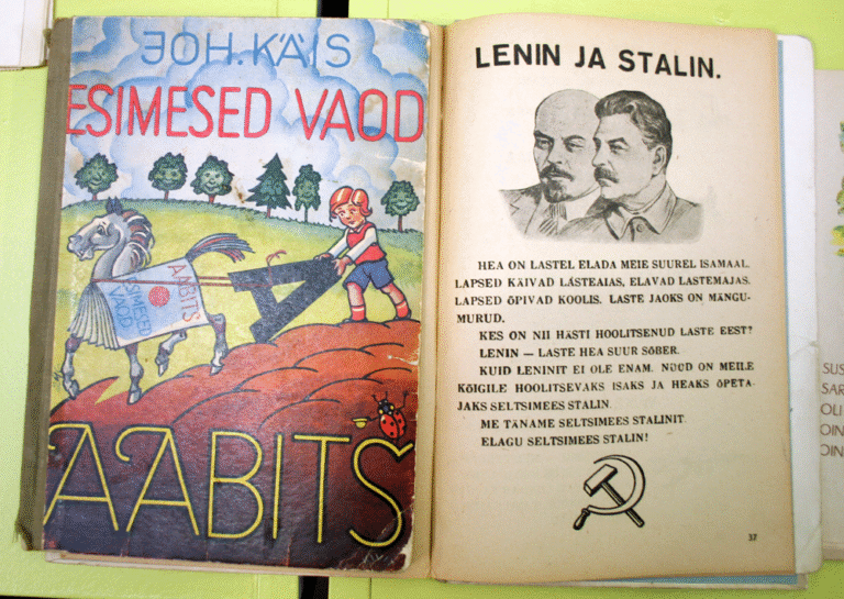 Johannes Käisi aabitsale Stalini ajal jõuga lisatud lehekülg. Foto: Raivo Juurak