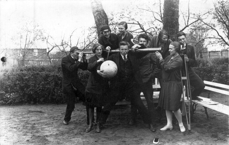 Seminari loodusteaduse rühm gloobuse, pikksilma ja muude õppevahenditega 1927. aastal. Fotod: Johannes Käisi album
