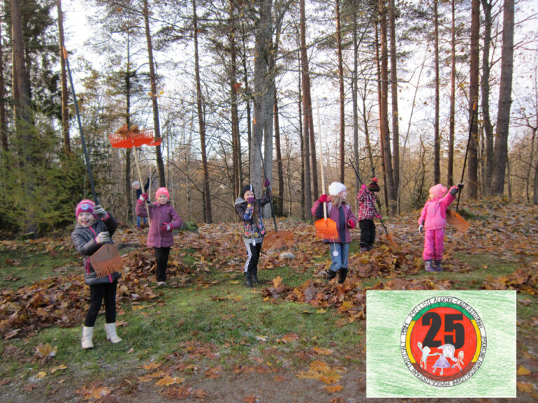 Melliste algkooli-lasteaia lapsed lehti riisumas. Fotod: Melliste lasteaed-algkool