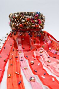 Pruudipärg ehk seppel pärineb Hiiumaalt ja oli kasutusel ilmselt 19. sajandi lõpus. Seppel kuulus talurahva piduliku rõivastuse juurde ja see pandi neiule pähe pulmas kirikusse minnes. Eesti ajaloomuuseumi kogu (E4).