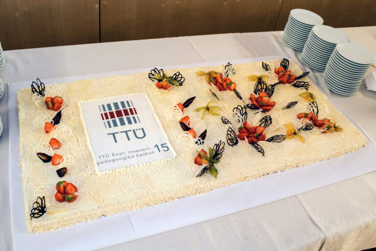 Sünnipäevatort saab kohe lahti lõigatud, 21. oktoober 2016. 15 aastat TTÜ Eesti inseneripedagoogika keskust tähendab ühtlasi seda, et see on puhtalt 21. sajandi ettevõtmine – pealegi ainus Balti riikides. Foto: TTÜ