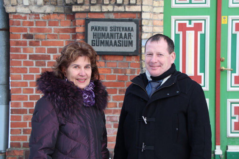 Pärnu abilinnapea Jane Mets ja Pärnu Sütevaka humanitaar­gümnaasiumi direktor Andres Laanemets. Foto: HTM