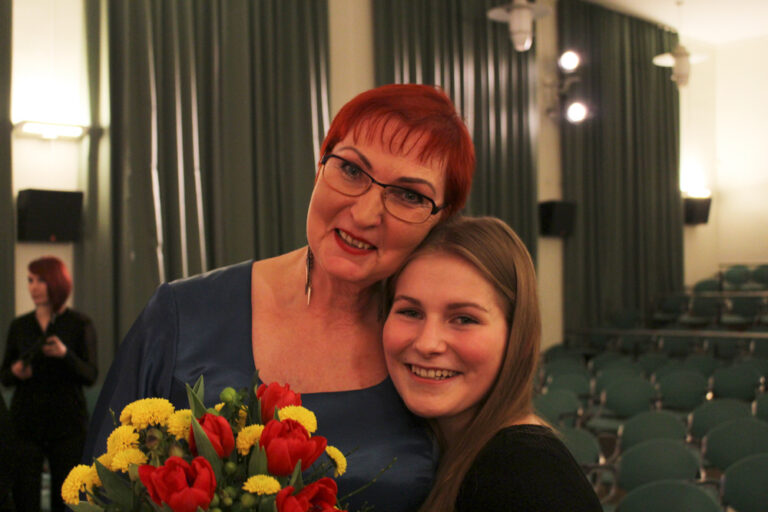 Thea koos õpetaja Maret Ojaga. Foto: erakogu