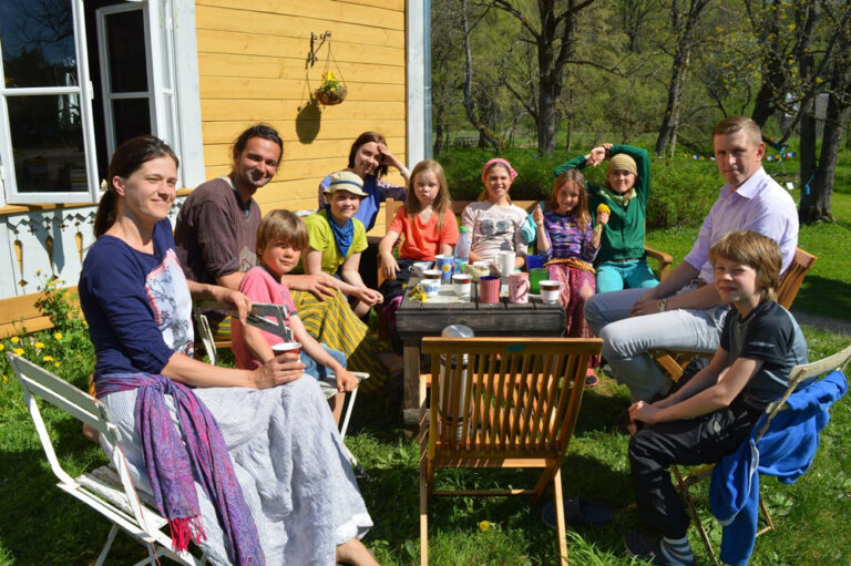 Meestest vasemal Leiutajate külakooli õpetaja Hendrik Noor ja paremal Rõuge vallavanem Tiit Toots.