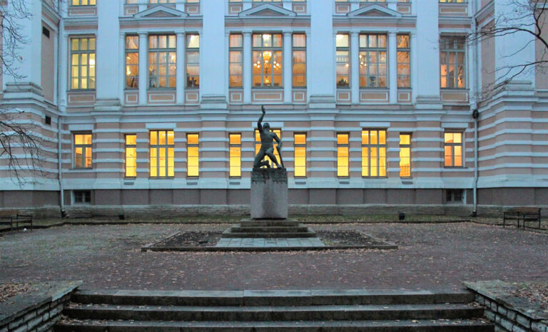 „Reaali poiss”, Vabadussõjas langenud õpetajatele ja õpilastele pühendatud mälestusmärk. Fotod: Marie Heleen Lisette Kikkas