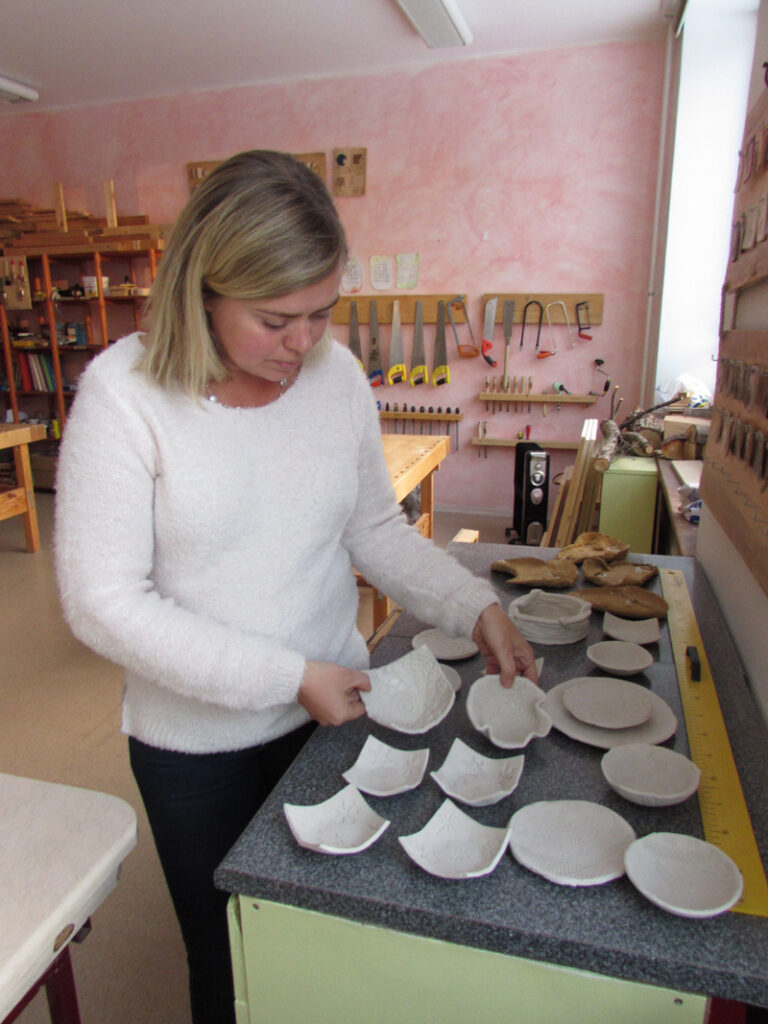 Tööoskuste omandamiseks on koolis väga head võimalused. Keraamika­tunde viib läbi klassiõpetaja Maret Mesipuu ise. Foto: Tiina Vapper