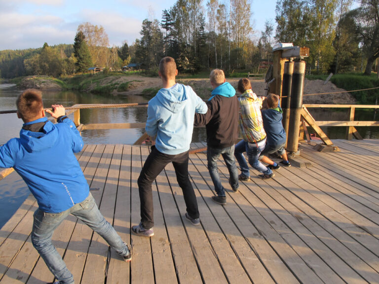 Koiva jõe ääres said poisid ka jõuharjutusi teha. Foto: Kristi Eelmäe (2014)