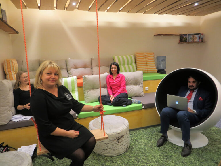 TERA uue õpetajate toa puhke- ja töövõimalusi näitavad Marjeta Venno, Eneli Liblik, Kersti Kaplinski ja Urmo Uiboleht. Foto: Sirje Pärismaa