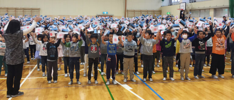 Kui Nozawa algkooli lapsed laulu lõpus Eesti-Jaapani lipud välja võtsid ja neid lehvitasid, tuli eestlastel kananahk ihule ja pisarad silmi – see oli nii võimas ja armas vaatepilt. Fotod: Merle Piik