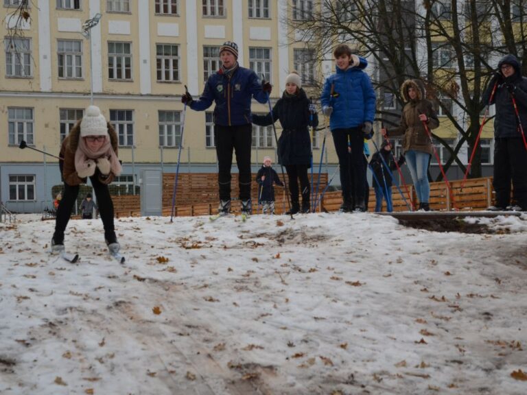 Suusanädala viimases suusatunnis viibijad vihmal end segada ei lasknud. Foto: Külliki Kask