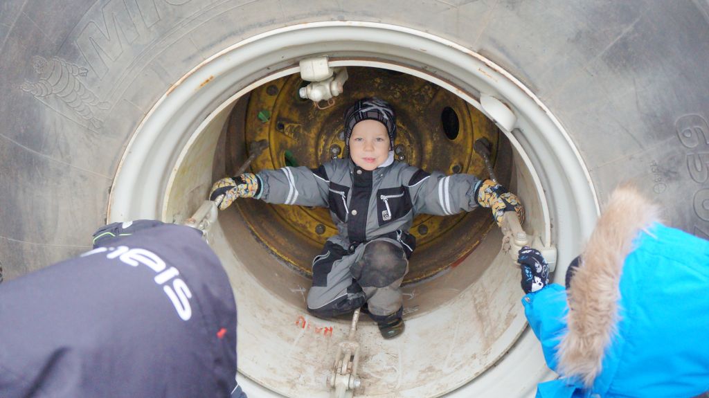 Pillerpalli poisid käisid põllumeeste masinapargiga tutvumas