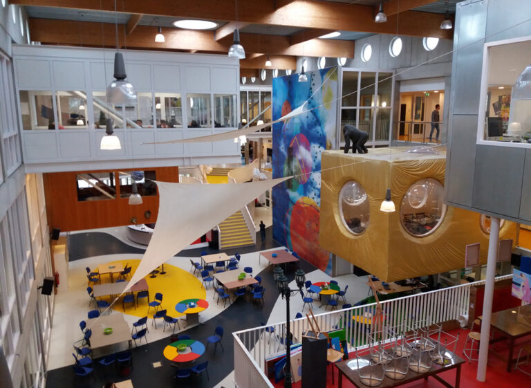 Nikèe College on peaaegu kogu sisustuse kujundanud õpilaste osalusel ja taaskasutatavast mööblist. 