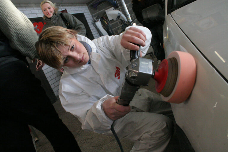 Tänapäeval tehakse paljusid töid valgetes riietes. Pilt on illustratiivne. Foto: Raivo Juurak