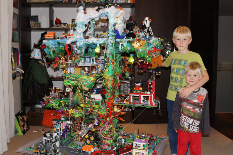 „Legopuu” Hugo Bergson (7-aastane). Töö valmis koos emaga. Auhind „Parim arhitekt”. Hugo (pildil koos vennaga) hakkas legodest ehitama juba kaheaastaselt. Kui legolinn kattis terve põranda, nii et toas enam liikuma ei mahtunud, valmiski ratastel legopuu. Sinna mahtusid ära kõik olemasolevad ehitised ja ruumi on ka uutele ideedele. Puul on neli korrust. Kõige kõrgemal on Antarktika, kristallikaevandus ja peetakse tähtede sõda. Järgmisel oksal on politseijaoskond, pood, tuletõrjejaam, Simpsonite küla, haldjad ja puuonn. Alumisel korrusel on rongirada, autorada, korterelamud, rand, lõbustuspark ja palju muud. Saarele, kus puu asub, pääseb sadamast laevadega. Korruste vahel liigeldakse helikopterite ja lennukitega, aga on ka liftid, redelid ja allalaskmistrossid. Puul on valgustus, nii et saab ka pimedas mängida. 