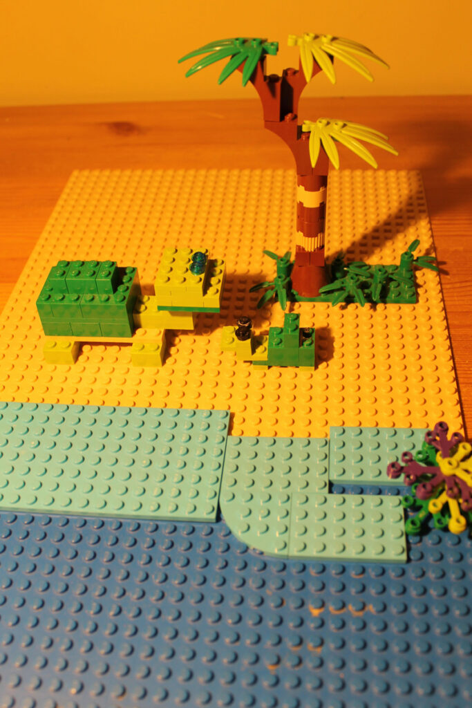 „Kilpkonna­ema pojaga” Marta Roosme (8-aastane). Kõige südamlikuma töö eripreemia. Marta käis suvel perega Riias loomaaias ja nägi seinal kurbi fotosid röövpüüdjate poolt piinatud ja tapetud kilpkonnadest. Legodest ehitatud kilpkonnaema oma pojaga elavad vabalt puhtas looduses, kus keegi neile liiga teha ei saa.