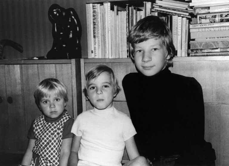 Väike õde koos kahe vanema vennaga, kellega neil oli tore lapsepõlv. Vasakult Piret, Mihkel ja Rein Raud. foto: erakogu