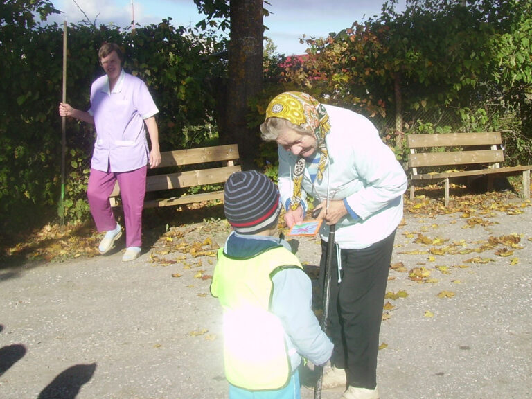Kaiu Triinutare lasteaia lapsed peavad pühadeajal meeles oma alevi hooldekodu elanikke. Hooldekogus käidi külas ka oktoobris vanavanemate päeva puhul. Foto: Marika Troost