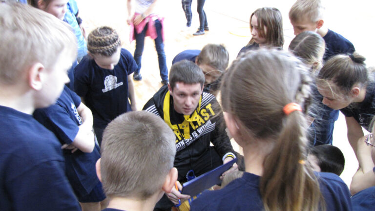 Tilsi põhikooli kehalise kasvatuse õpetaja Davis Kostõgov arutab tulemused ja hinded õpilastega läbi ja kõik jäävad oma hindega rahule. „Õpilased on väga altid tunnistama, et olid sel päeval tõesti kolme väärt, või teisel päeval kindel viieline,” ütleb õpetaja. Fotod: erakogu