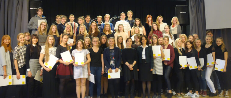 Tunnistused saanud õpilased ja suursaadik. Fotod: Descartesi kool