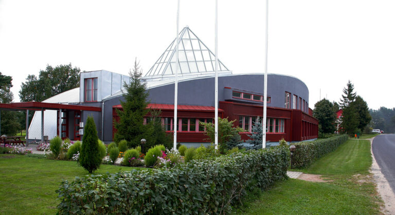 Kihnu rahvamaja ruumikujundus peegeldab sealse rahva eluolu ja eripära. Foto: Urmas Luik