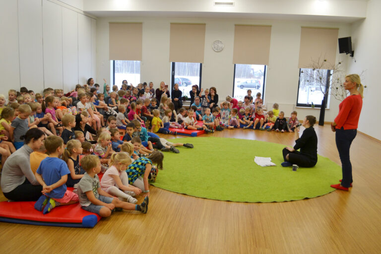 Aruheina lasteaed korraldas novembris heategevuslikud toidukogumispäevad, kus koguti 220 kilo toitu. Mõtte algatajaks oli õpetaja assistent Kristel Liiving (seisab). Toidupanga tööst käis lastele rääkimas Tallinna toidupanga kommunikatsioonijuht Marie Kanarik (istub). Fotod: Vika Vesiaid