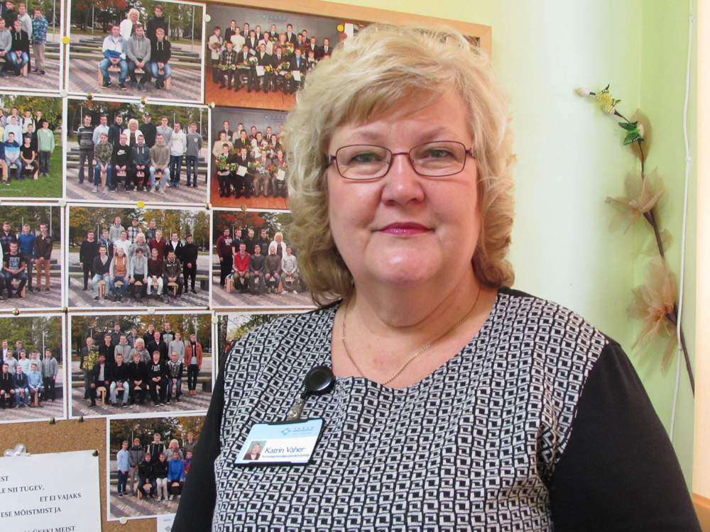 Kursusejuhendaja Katrin Vaher hoiab oma poistele pöialt