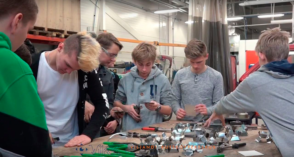 Kuidas kahte paralleelset sirget teineteisele lähendada?