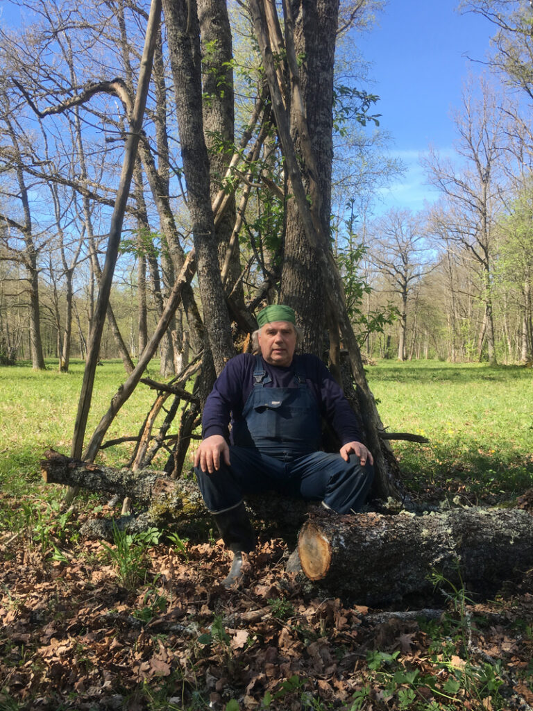 Füüsikaõpetaja rassib metsa­heinamaadel