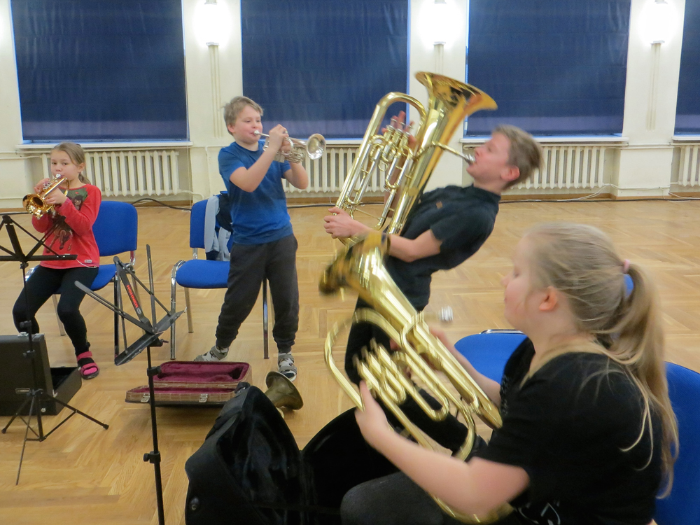 Põsed punni pasunat puhudes!