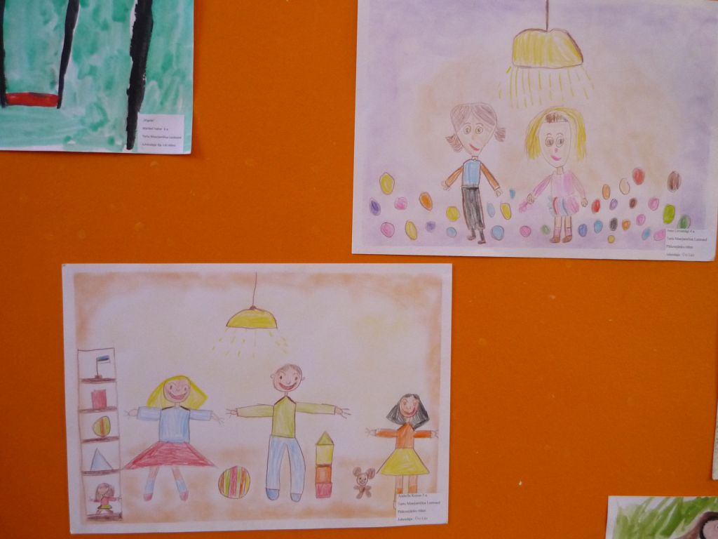 Näitus „Mäng on väikese inimese töö” Tartu Tammelinna raamatukogus