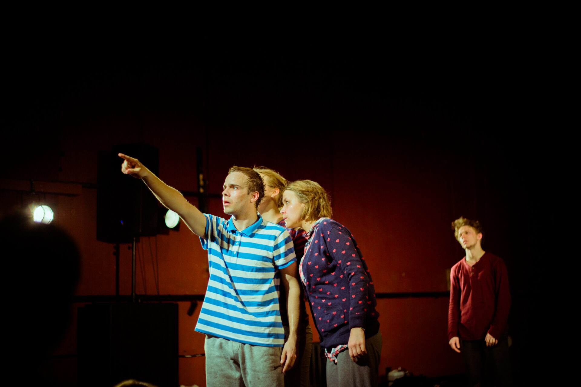 Okkaline teekond lahedate inimeste seltskonda