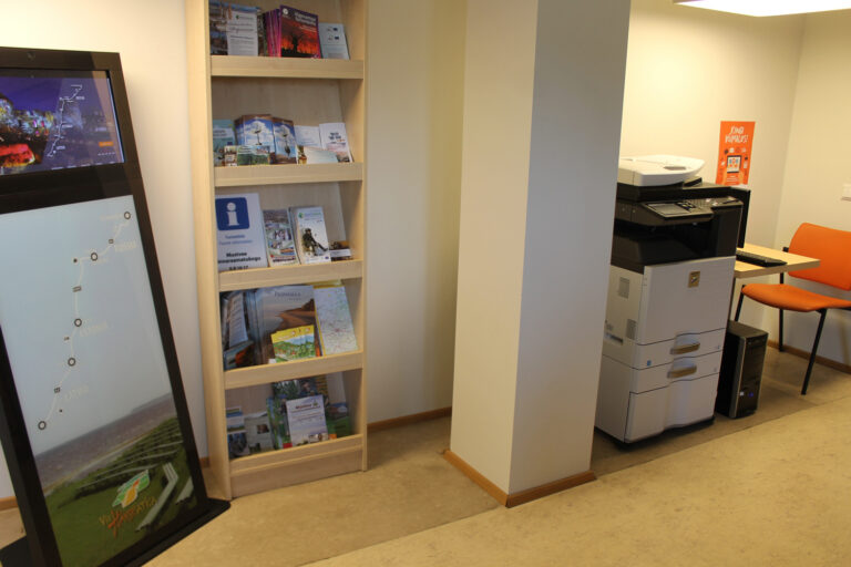 Turismiinfopunkt Mustvee linnaraamatukogus. Fotod: Anu Ots, Mustvee linnaraamatukogu