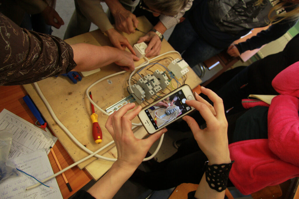 Naised õpivad elektritööd