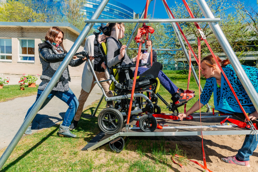 Eesti suurim erivajadustega laste kool sai ratastoolikiige
