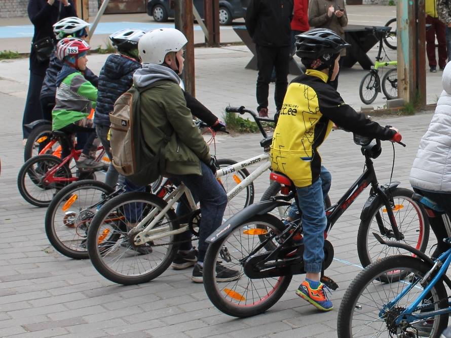 Jalgrattamängud panevad lapsed rõõmuga liikuma