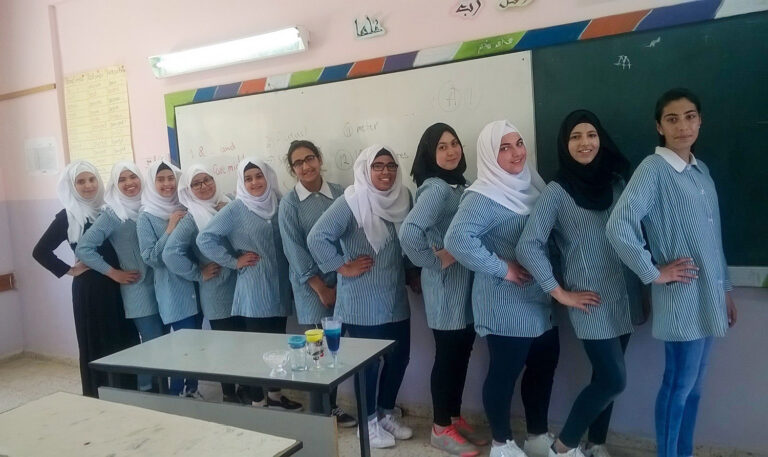 Koolivormi kantakse uhkusega.