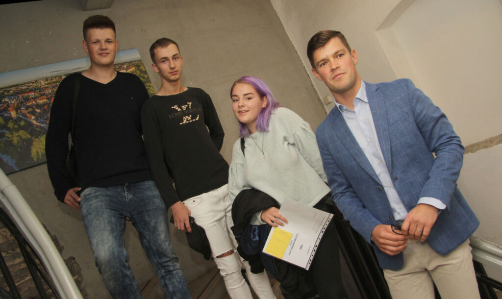 Päevakoolist täiskasvanute gümnaasiumisse