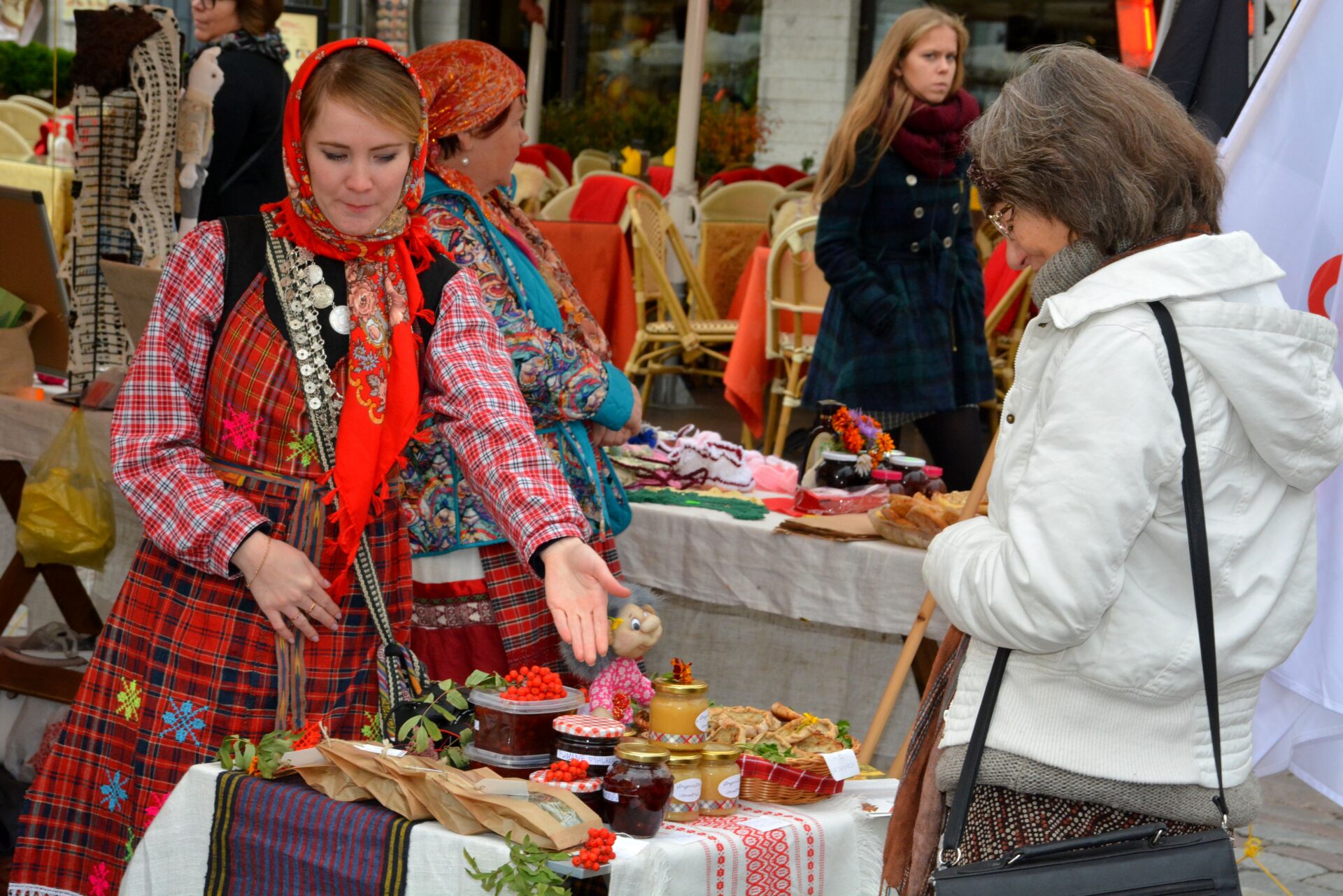 Kuus põhjust tulla rahvuste nädala üritustele: õpid tegema teistmoodi käsitööd ja tutvud rahvusköökidega